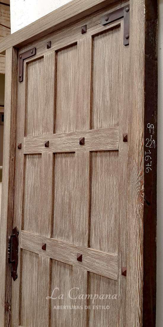 Puerta con detalles en hierro